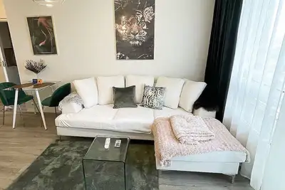 Image de Specious roofapartment apartment, tropical velvet