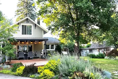 Image de Park-like 1915 downtown home fire dining gameroom ping pong bikes walk to lake!