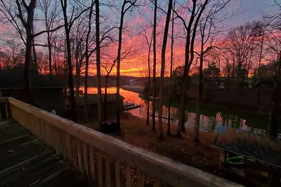 Image de Cozy Lakeside Bungalow 3 Patios, Kayaks, Firepit & Dogs Allowed!