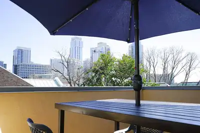 Image de West 6th Condo + Walk to Dt - Pecan Pad!