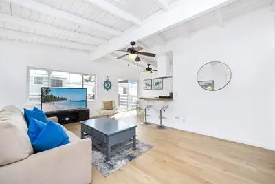 Image de 2 Bedroom Upstairs w/ Balcony Steps from the Sand