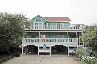 Image de Caffey's Inlet Hamlet home with private pool and lifeguard station at beach access