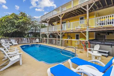Image de Beautiful pet friendly home with private saltwater pool, hot tub, and more