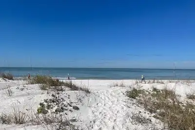 Image de Beautiful beach condo! Spectacular balcony views! Walk right out to the beach! !