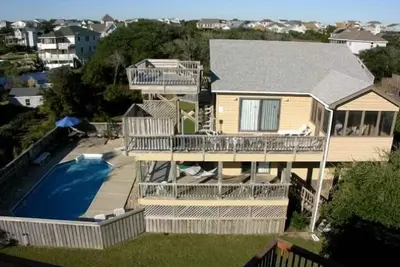 Image de 4 bedroom Duck vacation home with a large, private pool, hot tub, outdoor shower, and more