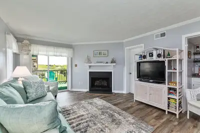 Image de Cozy oceanfront condo offers the comforts of home but with an upgraded view