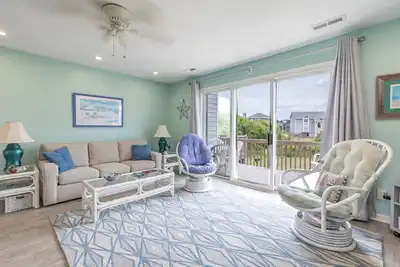 Image de Condo located between the ocean and community pool, ideal for small families or couples