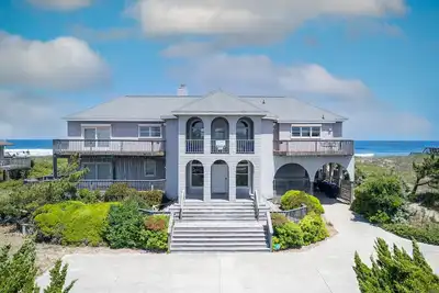 Image de Spectacular Oceanfront home with hot tub, spacious 4500 sq. ft. in a quiet residential neighborhood