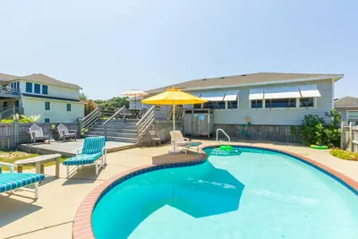 Image de Southern Shores cottage with pool, sun deck, and big backyard for barbecues and family gatherings