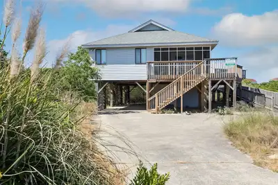 Image de Southern Shores handicap friendly home with WiFi, wheelchair ramp, outdoor shower, and keyless entry