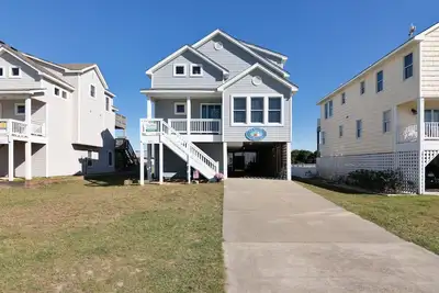 Image de Pet Friendly Family Rental with rec room, private pool, and hot tub.