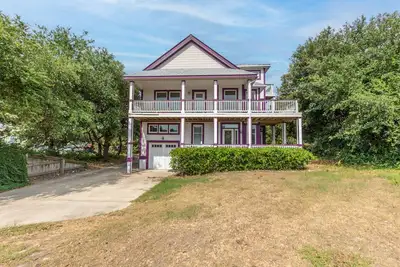 Image de Adorable Kitty Hawk vacation home with WiFi, keyless entry, private saltwater pool, and rec room