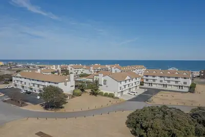 Image de Condo short walk away from the beach with community pool and tennis and ocean views