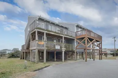 Image de Just steps to the ocean with direct beach access and no major roads to cross