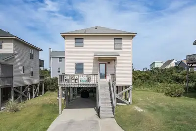 Image de Well-maintained cottage with covered and sun decks