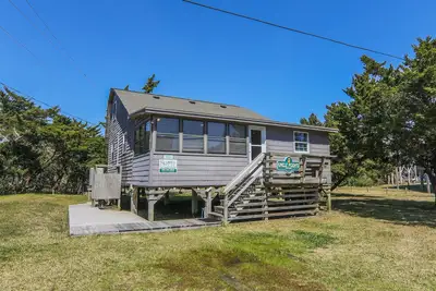Image de Cozy Beach Cottage. Short Walk to Beach. Sun Deck.