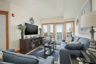 Image de Upscale Soundfront Condo. Great Location. Close to Everything. Community Pool. Very Comfortable.