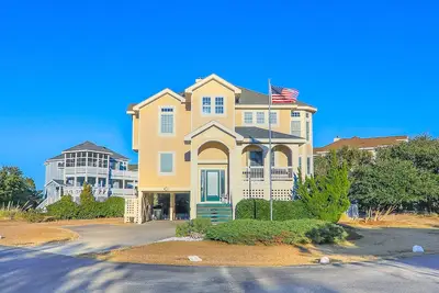Image de Gorgeous 5 bedroom home with community pool, direct beach access, charcoal grill, and keyless entry