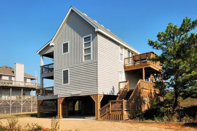 Image de A beautiful oceanfront Outer Banks vacation home located in the historic town of Duck