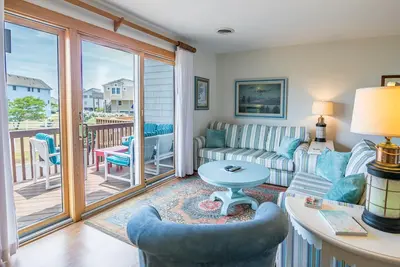 Image de Adorable cozy condo tastefully decorated and features easy access to the beach