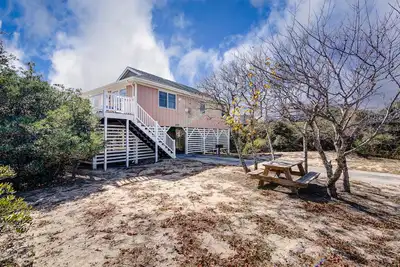 Image de Classic Obx beach box perfect for smaller families looking to relax in a tasteful, cozy home