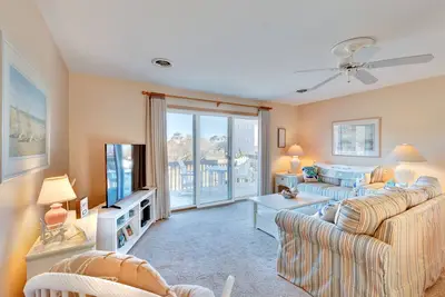 Image de Georgetown Sands Condo with community pool and tennis, direct beach access, and more!
