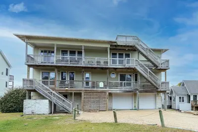 Image de Soundfront home with lots of fun amenities including rec room and private hot tub