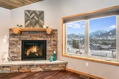 Image de Alpine Sunflower Cabin—Stunning Views! Quiet location--Hot tub--Minutes to Rmnp