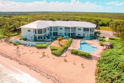 Image de Save 10% - Coco Sands - 2 bed, 2 bath, beachfront, sea view condo in Rum Point