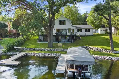 Image de Luxury Lakefront Home, Okauchee Lake's Finest Swim Frontage, 3 levels LakeViews