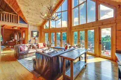 Image de Luxury Log Cabin w\/ Ev Charger & Mtn Views!