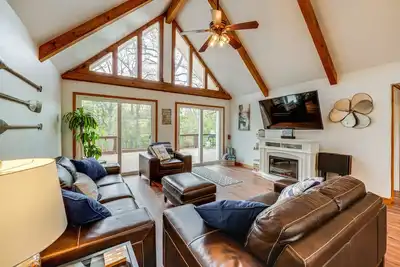 Image de Versatile Home w/ Deck & Grill, 1 Mi to Lake!