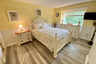 Image de This lovely ground level Eaton Village apartment is delightfully furnished and decorated.