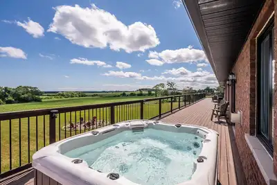 Image de Private Paradise: 10 Acre Luxury Estate Home With Views & Jacuzzi!