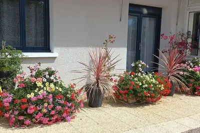 Image de Belle maison de famille tout confort rénovée sur terrain arboré & parking privé