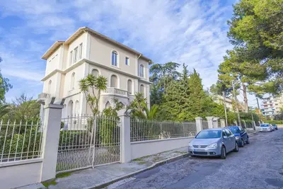 Close Croisette-Modern-A/C-Congress-Beaches