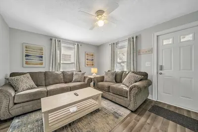 Image de Cozy 2 bedroom home with Wi-Fi & large deck