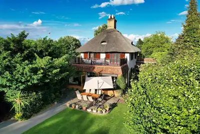 Charming Riverside Cottage - Ideal for Families & Groups, Pool, Gardens & River