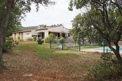 Villa au calme avec piscine privée dans grand parc((2, 5 ha) proche de la mer
