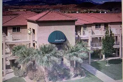 Image de Comfy condo near Ironman events, walk to mile 8 of running course.