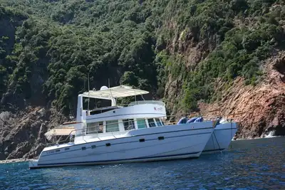 Image de Hébergement sur catamaran à 5 minutes de la plage.
