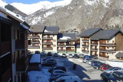 Image de À 200m des pistes de ski, 2ème étage, terrasse, balcon, parking, télévision, casier à ski, 23m²