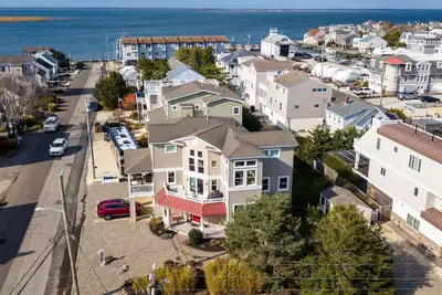 Image de Beautiful home in Lbi with built in pool, hot tub and fire pit.