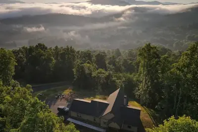 Image de Private retreat on 7 acres, mountain views, firepit, king bed, sleeps 6.