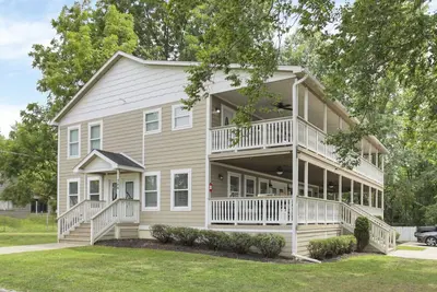 Image de Colonial on Crane: Hot tub, pet friendly, and boat dock included