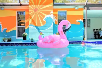 Image de 70's Retro River House Float-in Movie HeatedPoolSpa Kng Beds BGardens Moffit Usf