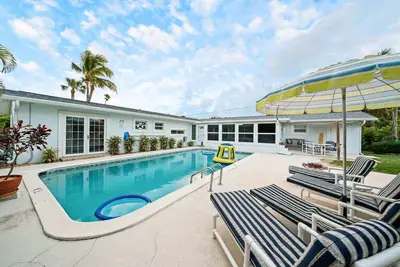 Image de 4Bed/3Bath Heated Pool w/Tiki Bar, Steps to Beach!