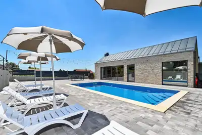Image de Maison confortable Ă Dugo Selo avec.
