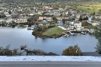 Image de Lake Tulloch view home w/ dream views from all rooms, decks