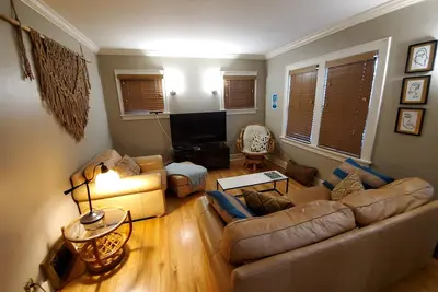 Image de Fully furnished 3br home in trendy Benson w\/ restaurants +